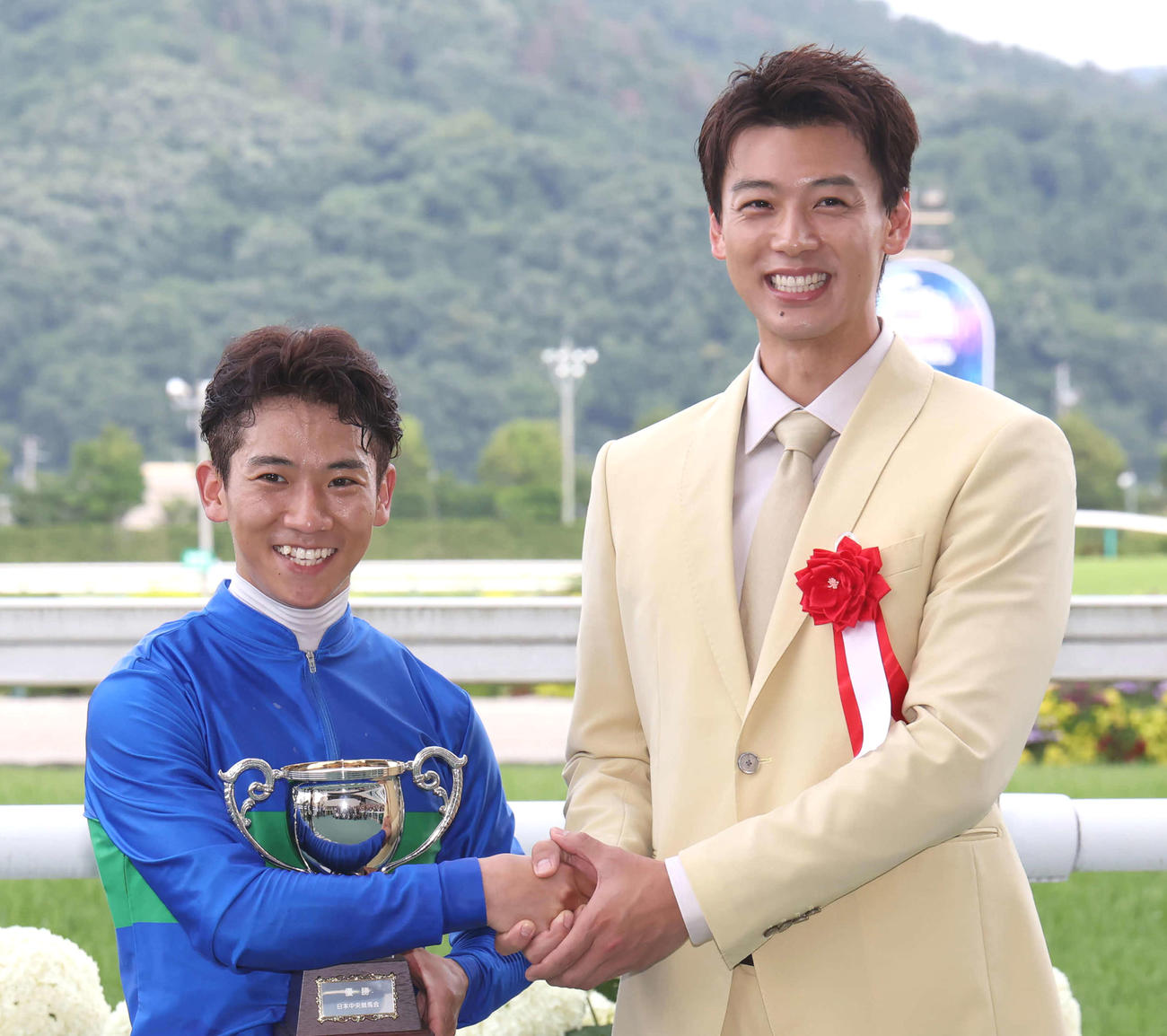 ラジオNIKKEI賞を制してプレゼンターの竹内涼真と写真に納まる荻野極騎手（撮影・丹羽敏通）
