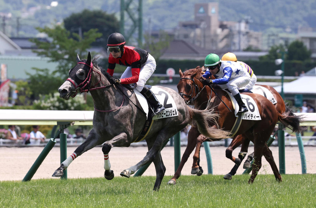 福島6R、先行した2頭をかわして2歳新馬戦を制するハッピーエンジェルと遠藤騎手（撮影・丹羽敏通）
