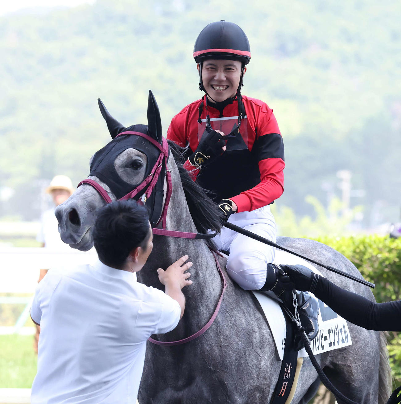 福島6R、2歳新馬戦をハッピーエンジェルで制して笑顔を見せる遠藤騎手（撮影・丹羽敏通）