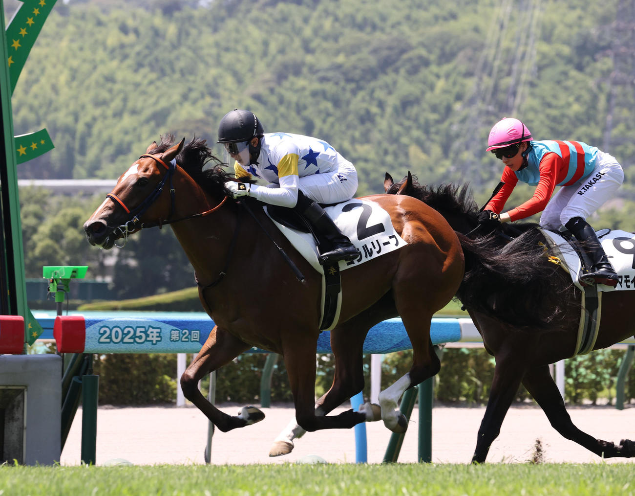 小倉6R、コラルリーフ（左）と幸騎手は2歳新馬戦を制す（撮影・梅根麻紀）
