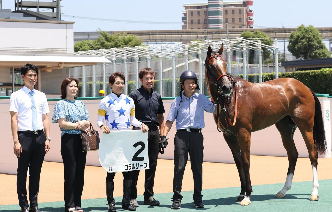 小倉6R、2歳新馬戦を制したコラルリーフと口取りする幸騎手（撮影・梅根麻紀）