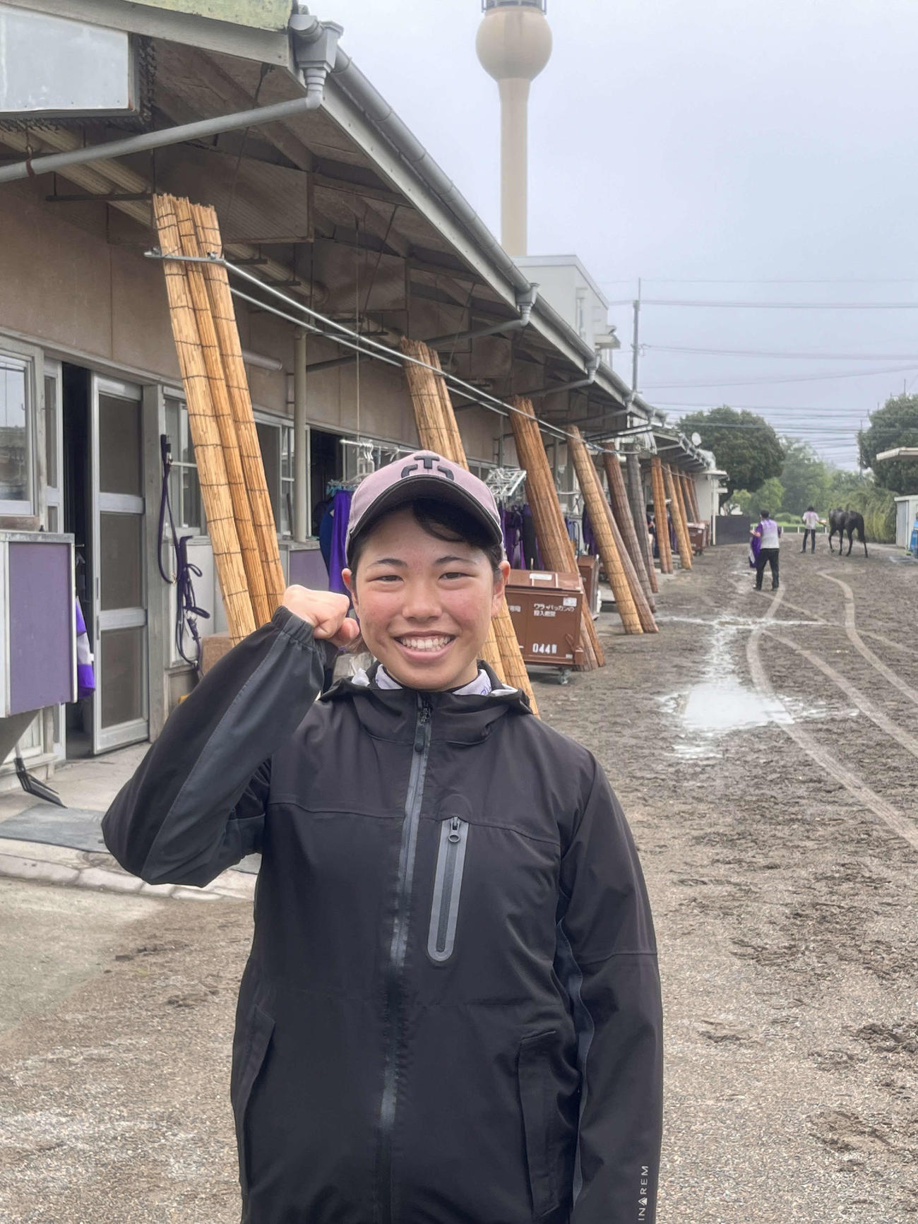 JRA初勝利を目指し奮闘している女性ルーキーの谷原騎手は笑顔でガッツポーズ（撮影・桑原幹久）