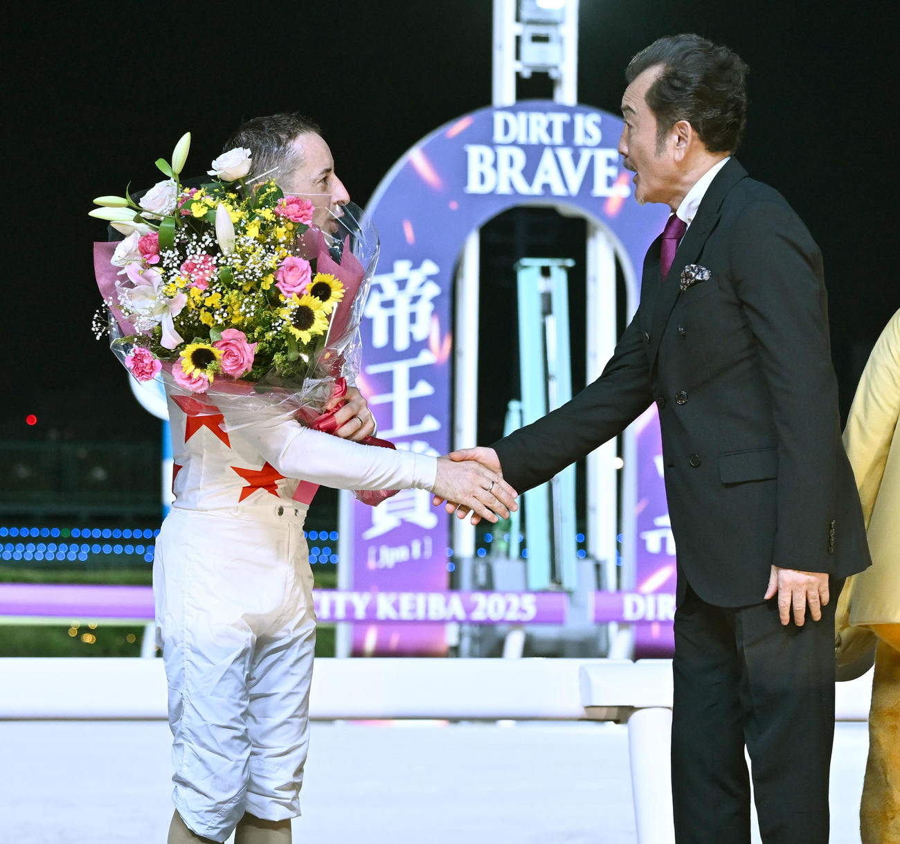 大井競馬11R、帝王賞（JpnI）　帝王賞をミッキーファイトで優勝し、プレゼンターを務めた吉田剛太郎（右）と握手するルメール騎手（撮影・千葉一成）