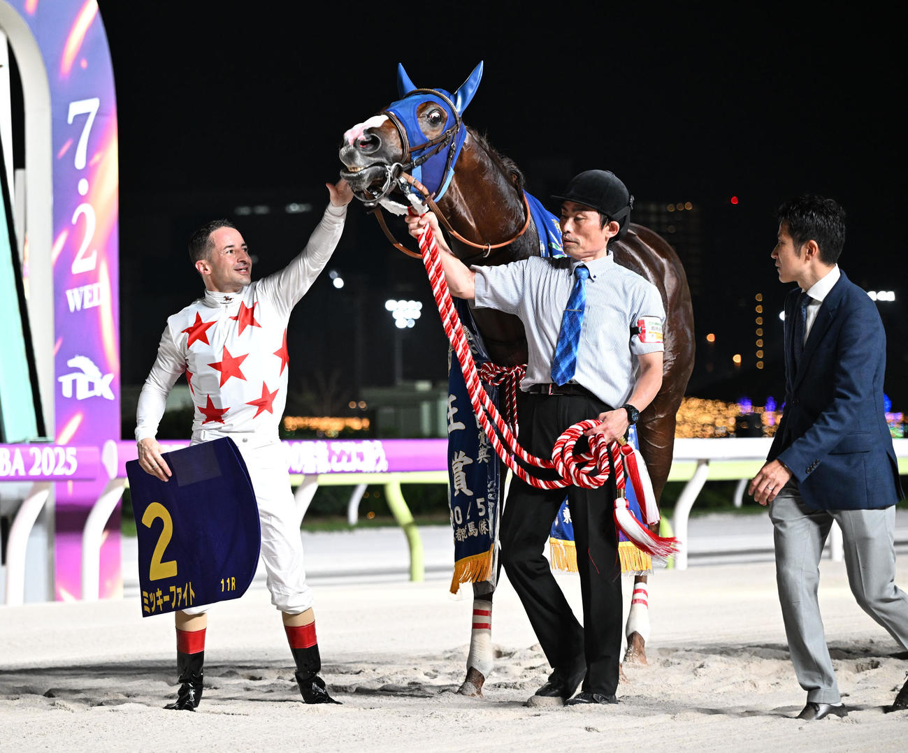 帝王賞で優勝し、ミッキーファイトをねぎらうルメール騎手。右は田中博師（撮影・千葉一成）