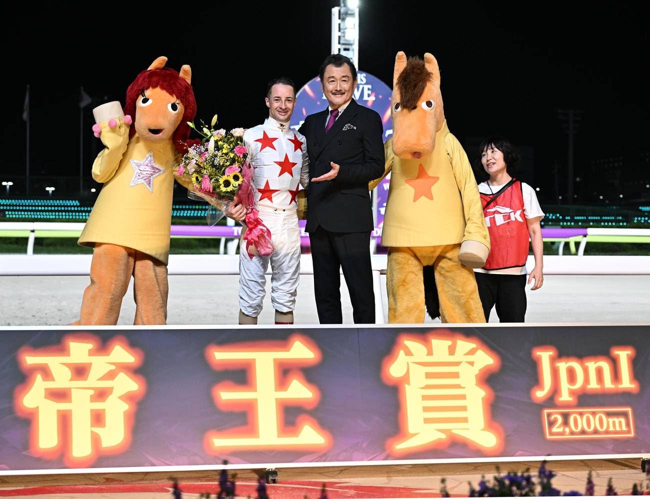 大井競馬11R、帝王賞（JpnI）　帝王賞をミッキーファイトで優勝し、プレゼンターを務めた吉田剛太郎（右）と記念撮影するルメール騎手（撮影・千葉一成）