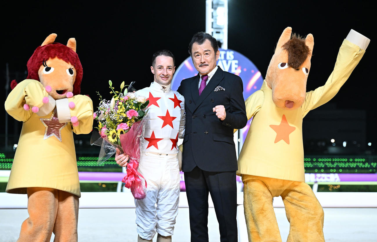 大井競馬11R、帝王賞（JpnI）　帝王賞をミッキーファイトで優勝し、プレゼンターを務めた吉田剛太郎（右）と記念撮影するルメール騎手（撮影・千葉一成）