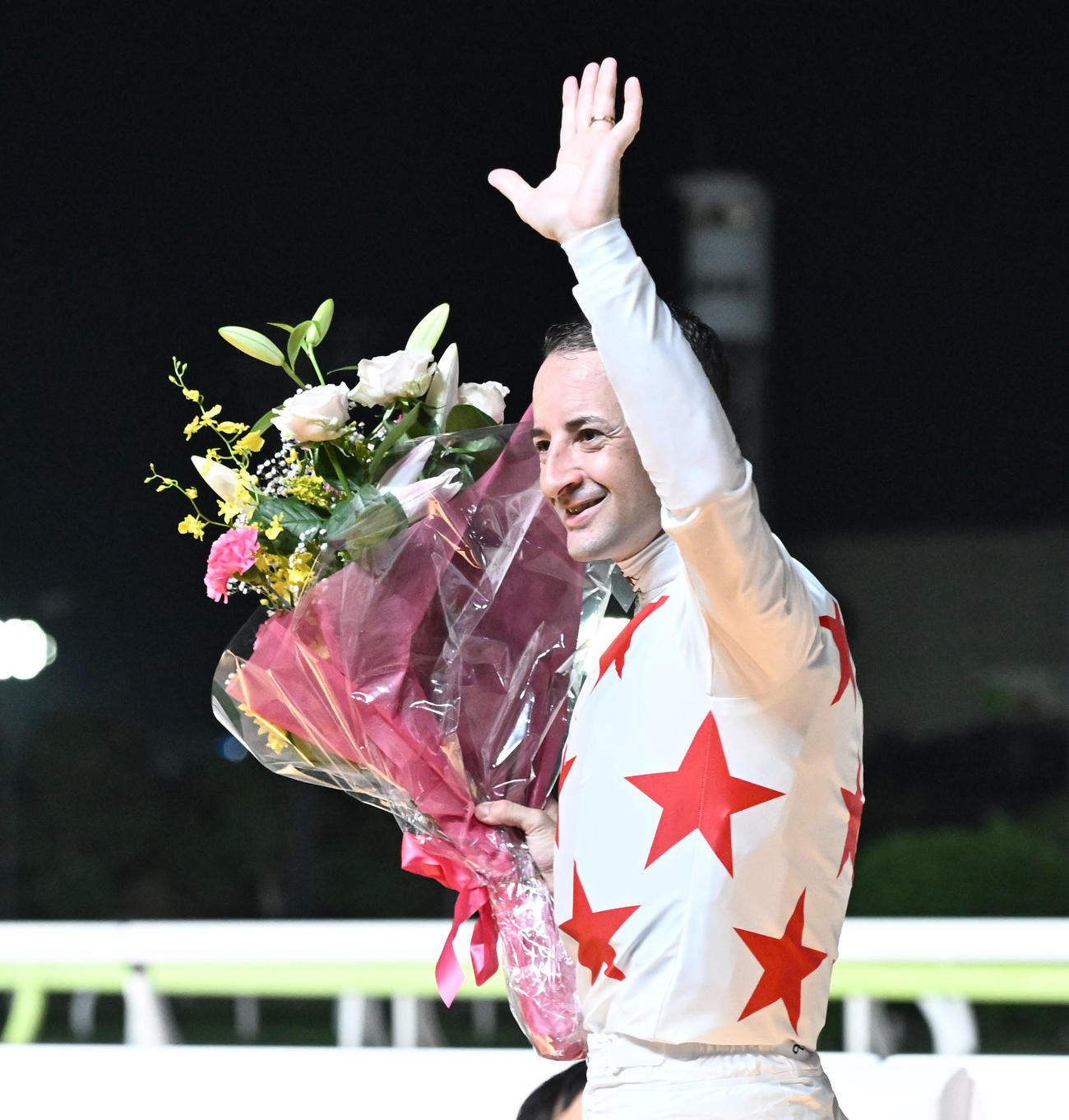 大井競馬11R、帝王賞（JpnI）　帝王賞をミッキーファイトで優勝し、スタンドの歓声に応じるルメール騎手（撮影・千葉一成）