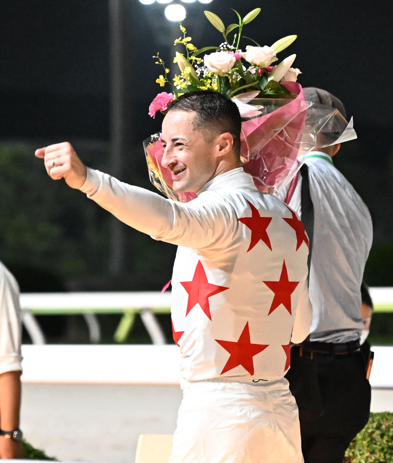 大井競馬11R、帝王賞（JpnI）　帝王賞をミッキーファイトで優勝し、スタンドの歓声に応じるルメール騎手（撮影・千葉一成）