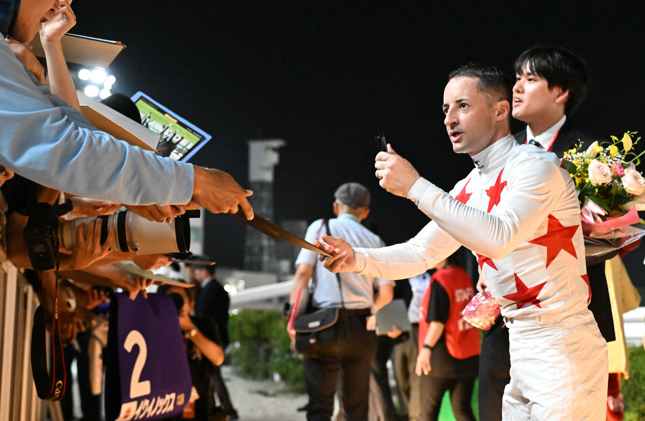 大井競馬11R、帝王賞（JpnI）　帝王賞をミッキーファイトで優勝し、ファンのサインに応じる応じるルメール騎手（撮影・千葉一成）