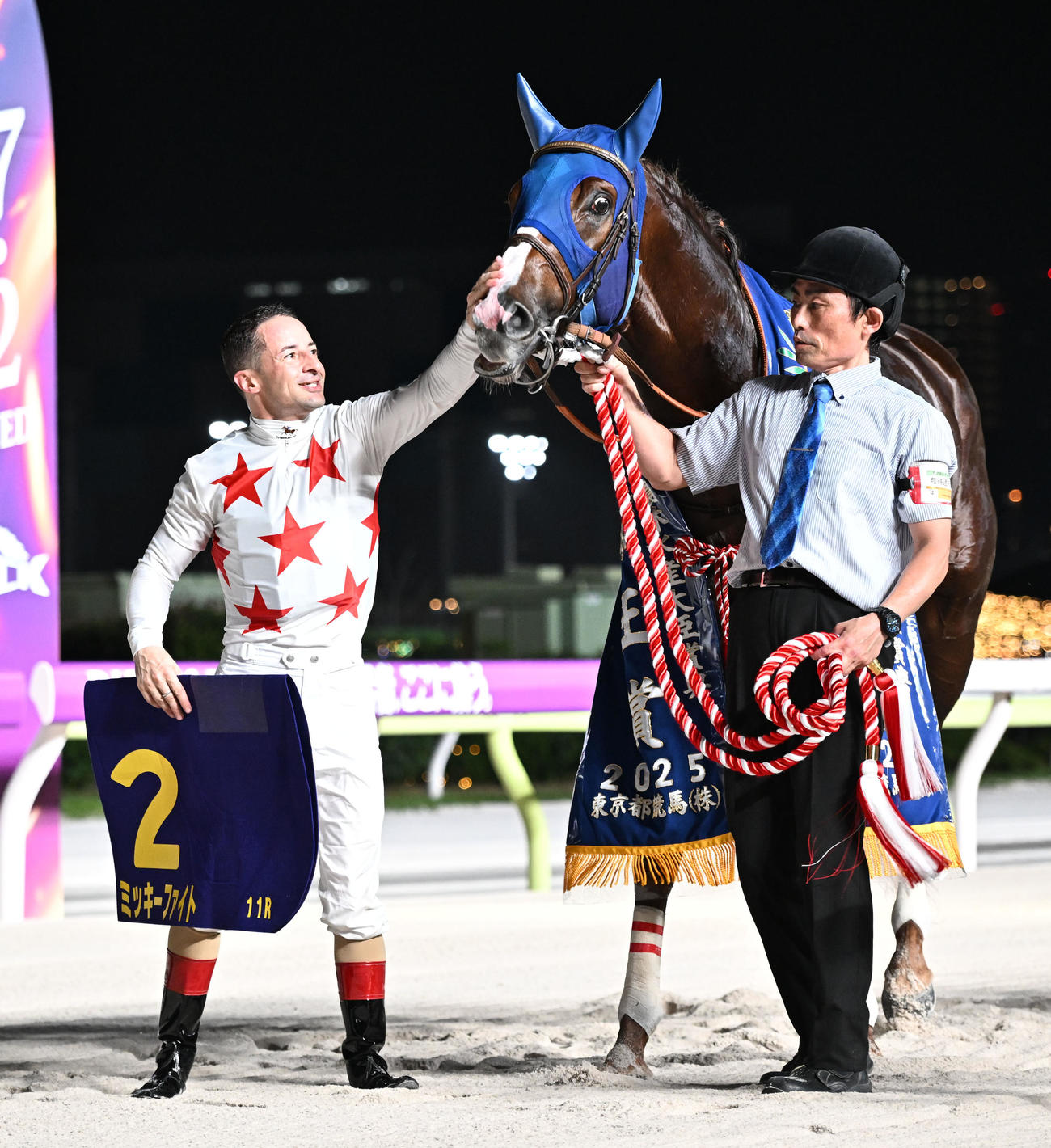 帝王賞で優勝し、ミッキーファイトをねぎらうルメール騎手（撮影・千葉一成）