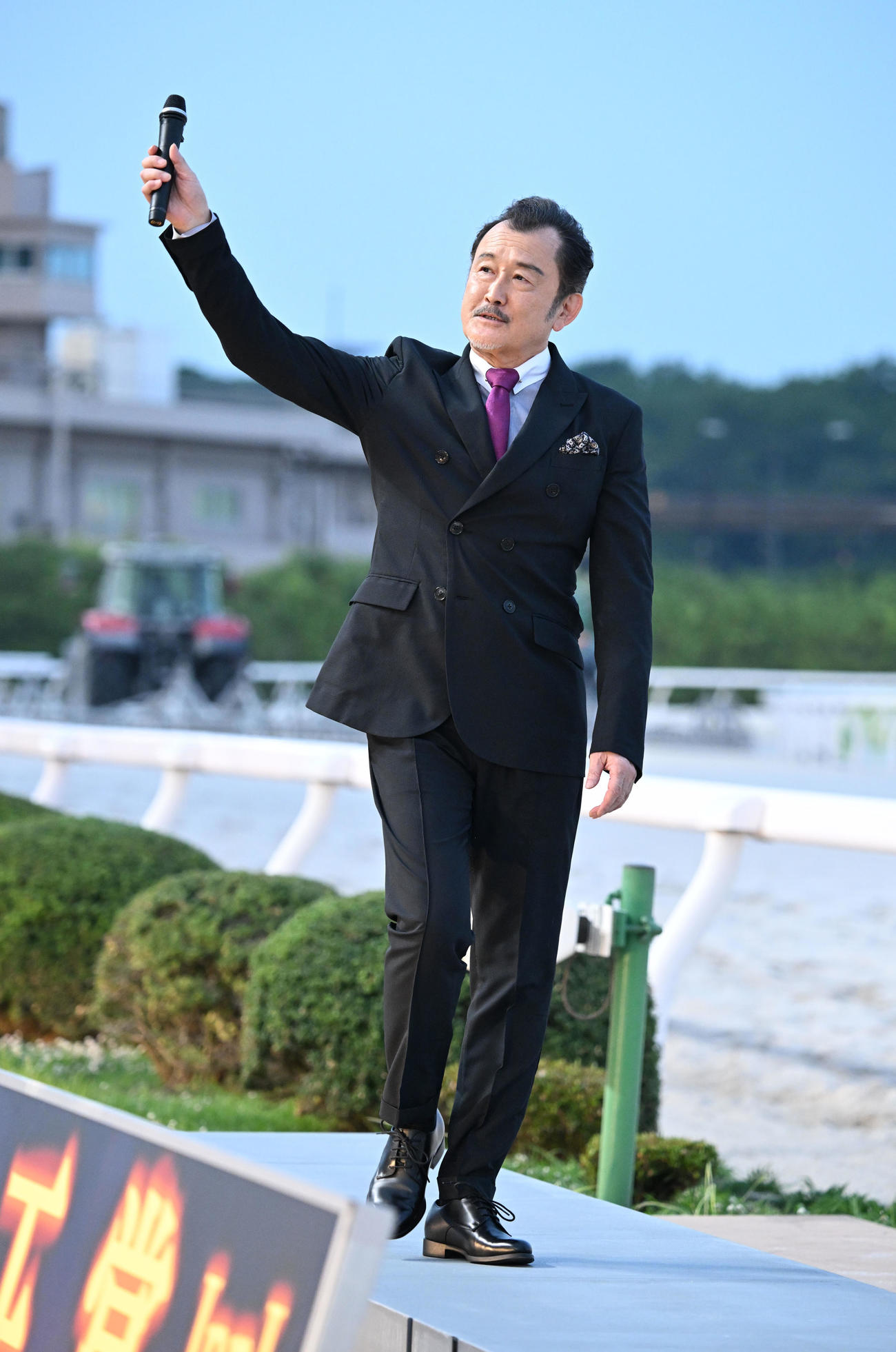 ミニトークショーに登場した帝王賞ゲストキャラクターの吉田鋼太郎
