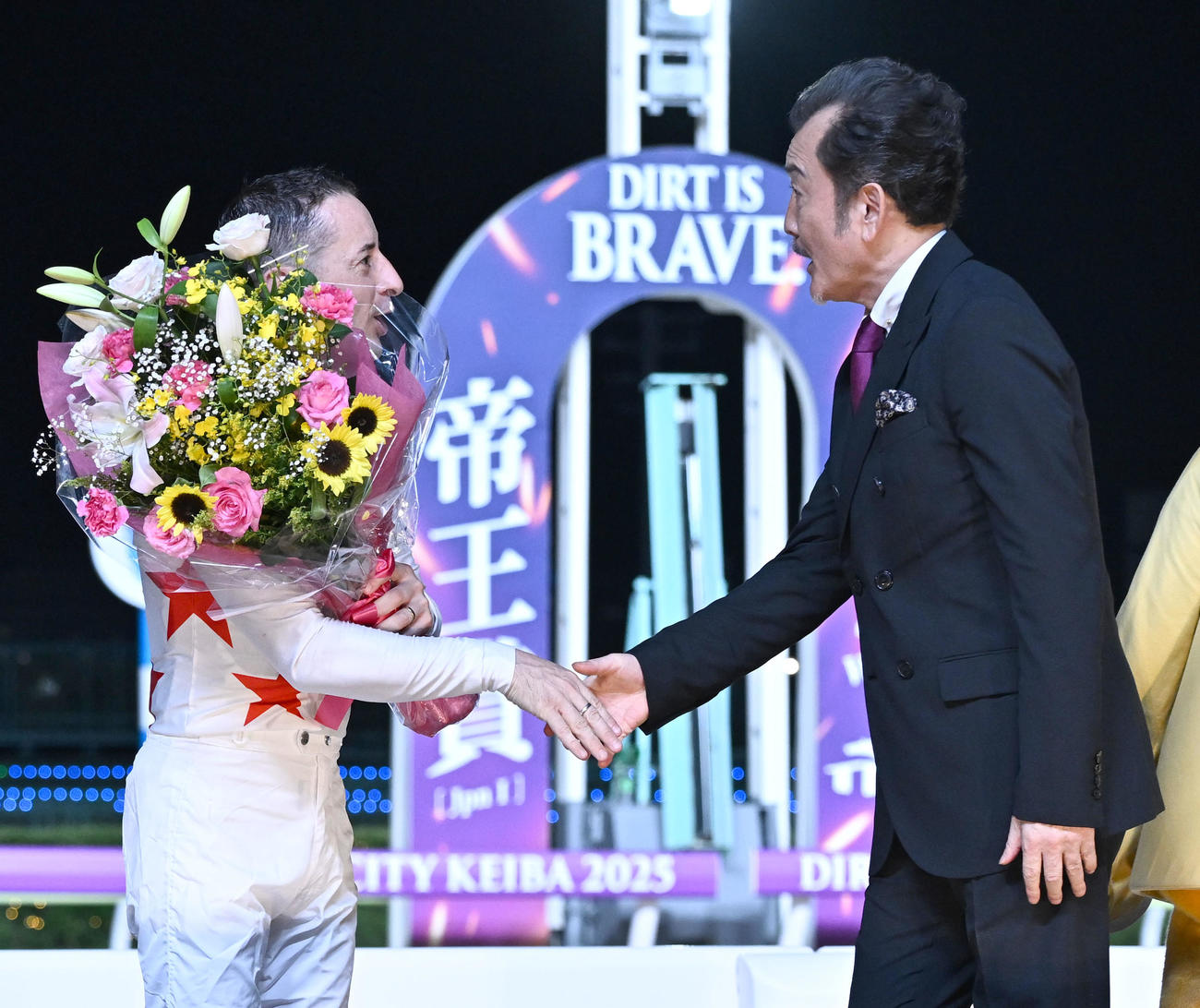 帝王賞をミッキーファイトで優勝し、プレゼンターを務めた吉田剛太郎（右）と握手するルメール騎手（撮影・千葉一成）