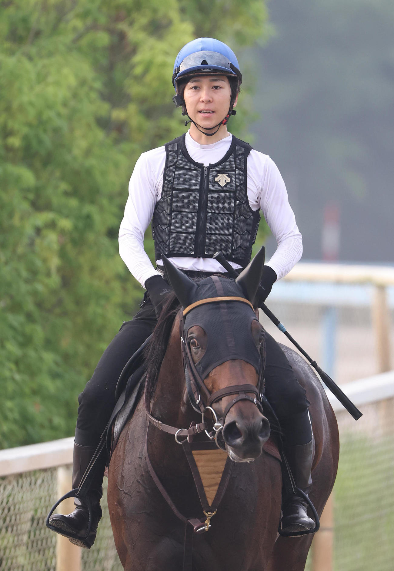小崎騎手を背に調教から引き揚げるクラスペディア（撮影・白石智彦）