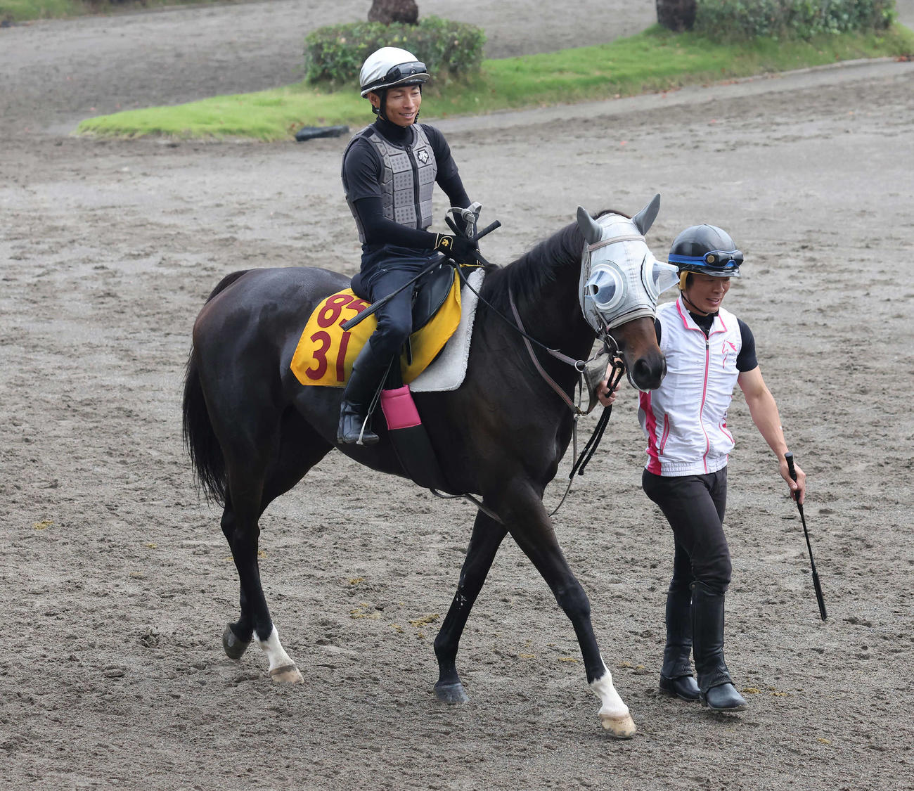 2日、馬場へ向かうアピーリングルックと大野騎手