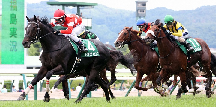 七夕賞を制したレッドラディエンス（左）、２着キングズパレス（右）、３着ノッキングポイント（中央）＝２０２４年７月７日