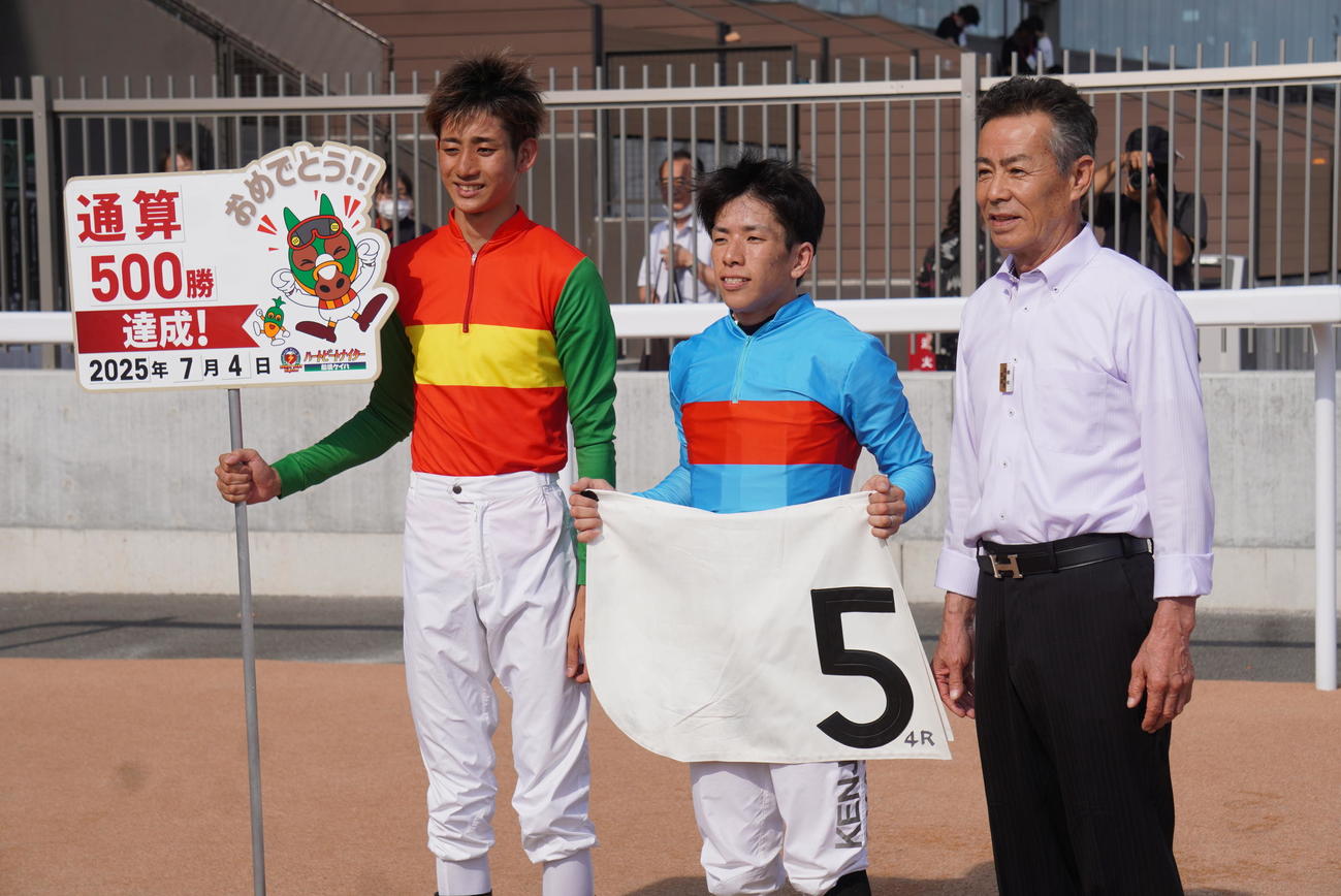 地方通算500勝を達成した岡村健司騎手（中央）