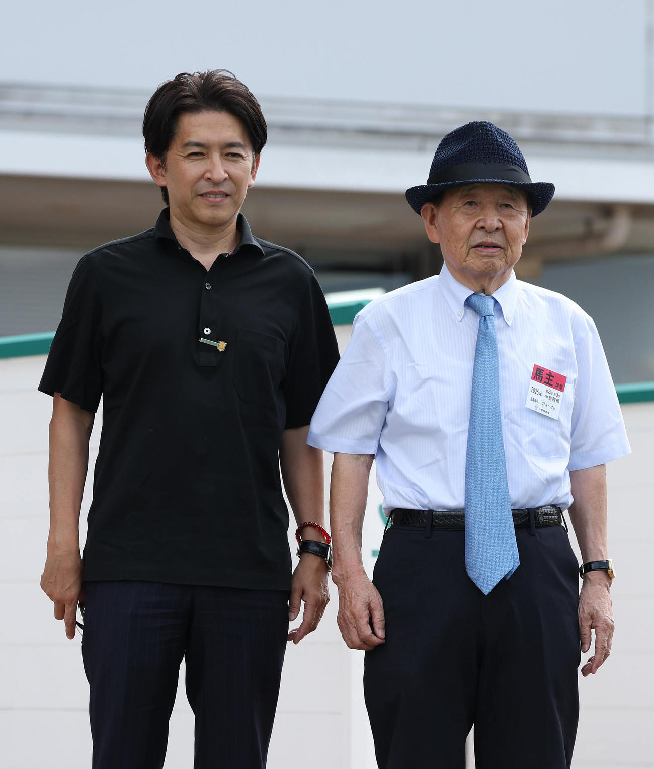小倉1R、2歳未勝利を勝ち上がったアスクエジンバラと口取りに並ぶ左から福永師、北橋修二元調教師（撮影・白石智彦）