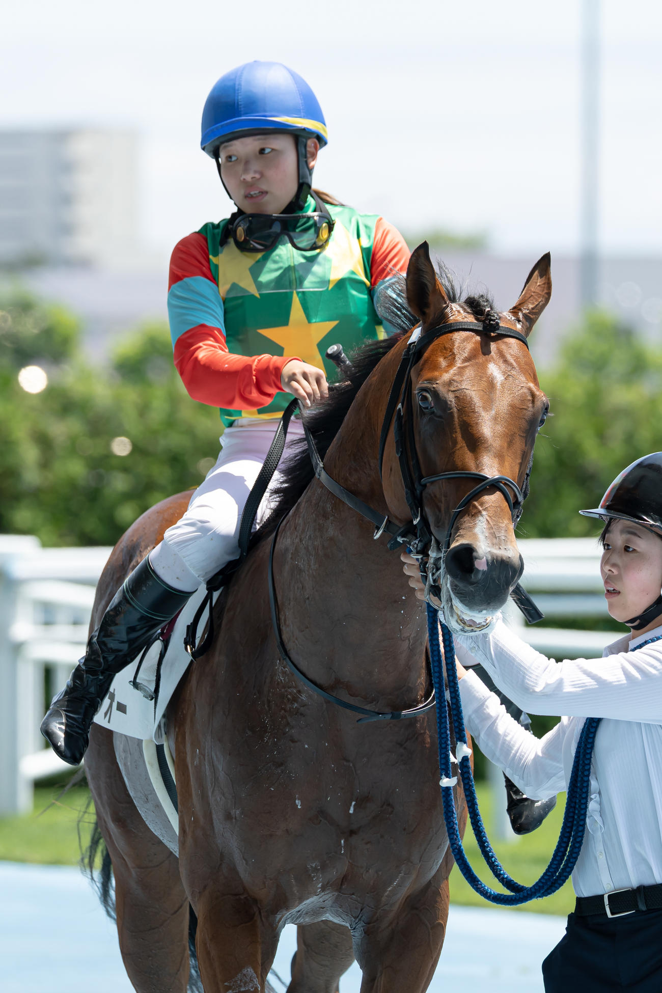 函館5R、デビュー戦を制したエムフォーと小林美騎手（撮影・村野早祐）