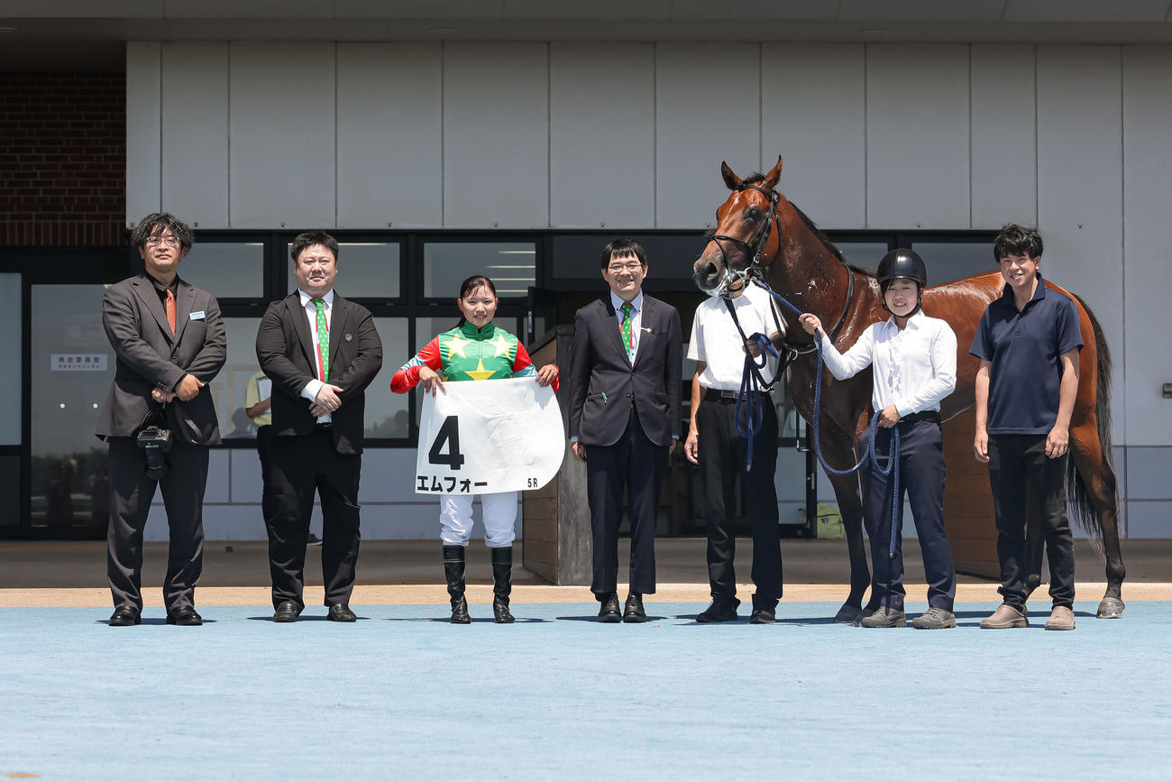 函館5R、デビュー戦を制したエムフォーと小林美騎手（撮影・村野早祐）