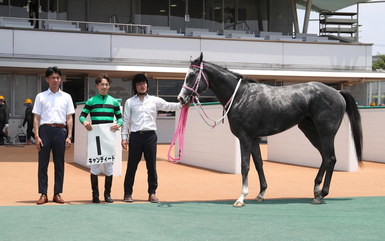 小倉5R、新馬戦を制したキャンディードと口取りに並ぶ松山騎手（中央）（撮影・白石智彦）