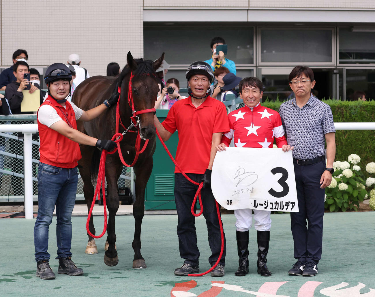 福島3R、2歳未勝利戦を制したルージュカルデアの口取りをする横山典騎手と加藤征師（撮影・丹羽敏通）