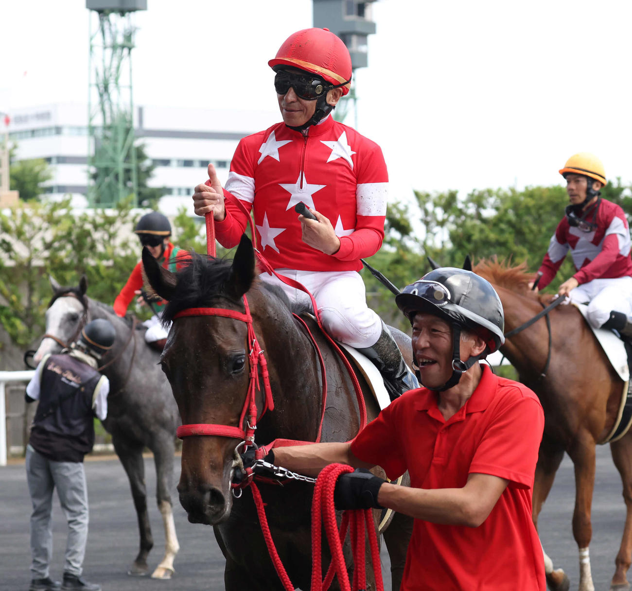 福島3R、2歳未勝利戦をルージュカルデアで制してサムズアップポーズを決める横山典騎手（撮影・丹羽敏通）