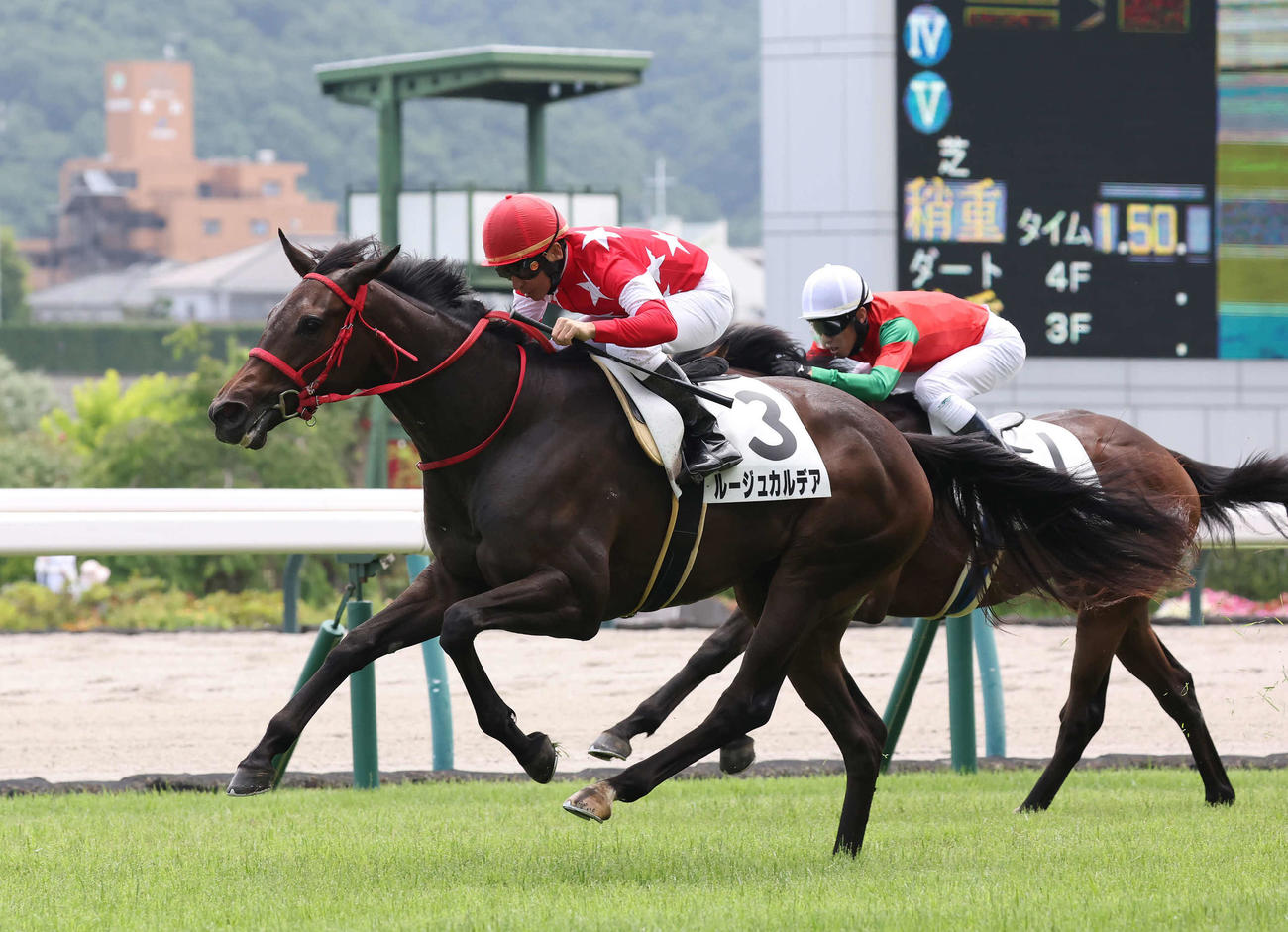 福島3R、2歳未勝利戦を制したルージュカルデアと横山典騎手（撮影・丹羽敏通）