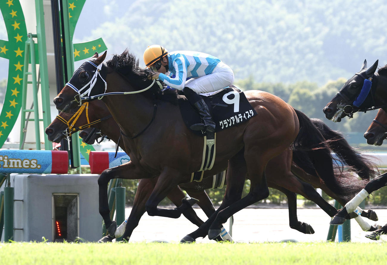 ワンダイレクト（奥）との競り合いを制してマレーシアCに勝利したグランアルティスタ