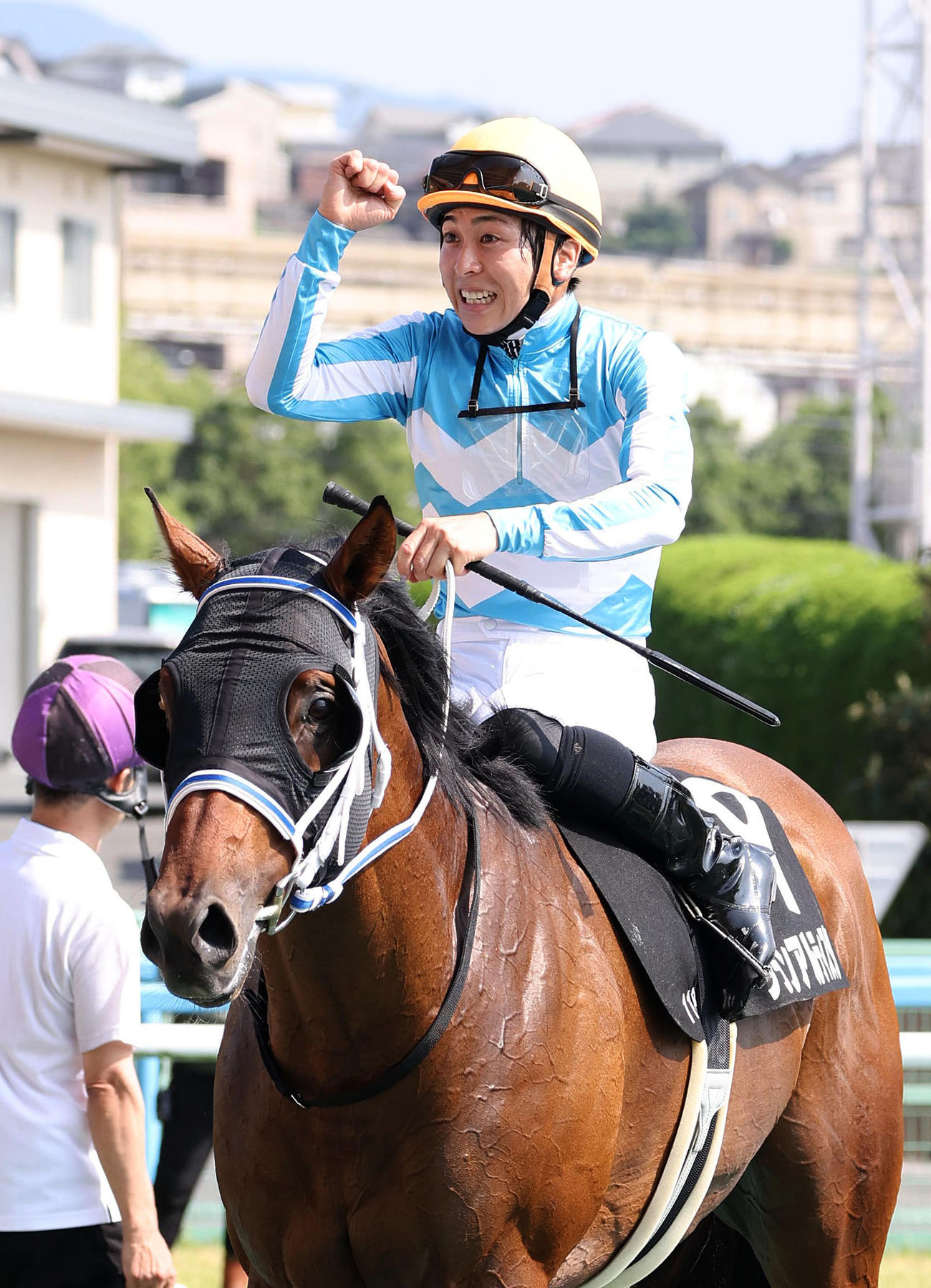 グランアルティスタでマレーシアCに勝利してガッツポーズで引き揚げる小崎騎手