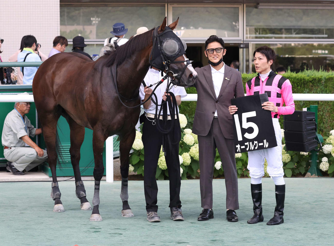 福島11R、TUF杯を制したオーブルクールの口取りをする矢野師と石橋騎手（撮影・丹羽敏通）