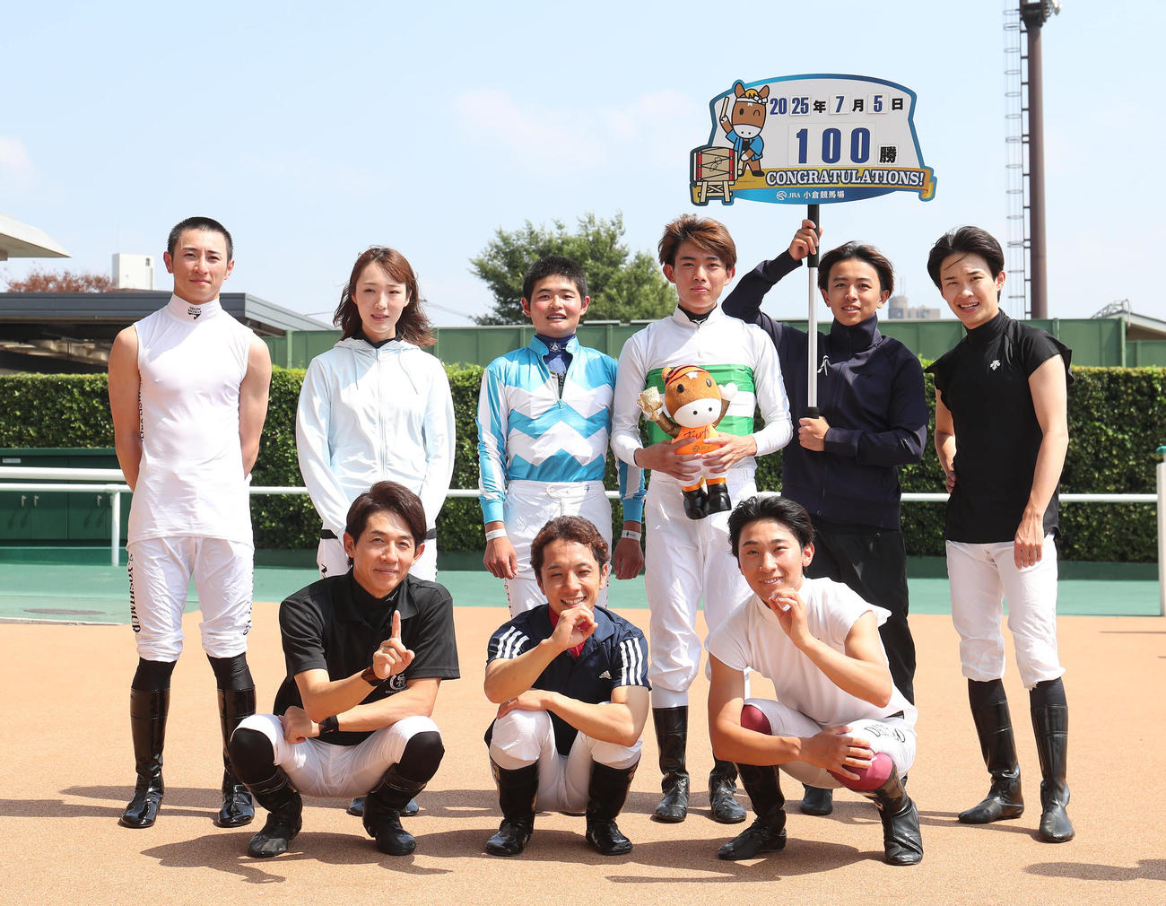 小倉9R、騎手仲間らと記念写真に納まるJRA通算100勝を達成した泉谷騎手（後列右から3人目）（撮影・白石智彦）