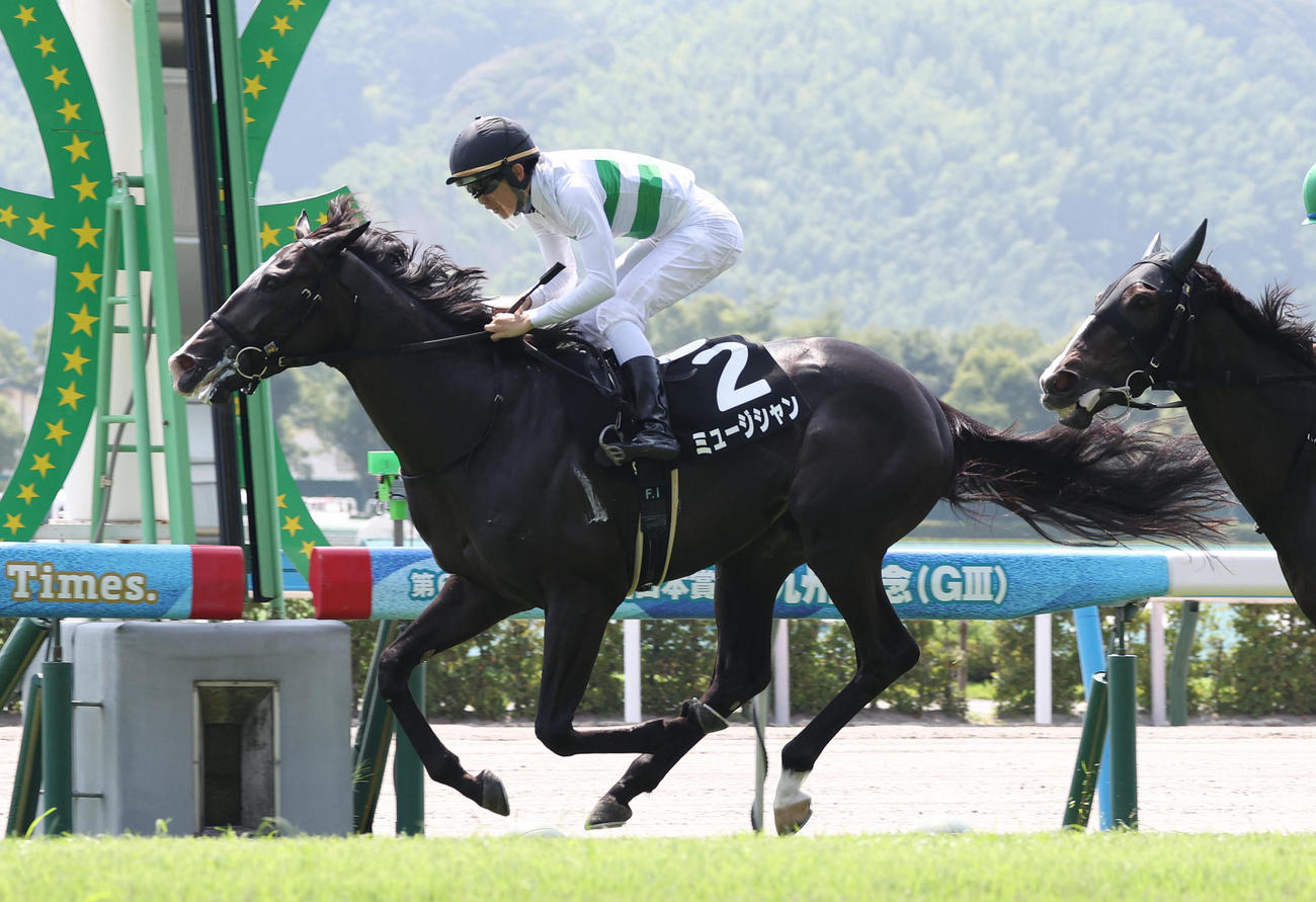 小倉9R、直線抜け出してロイヤルバンコクスポーツクラブ賞を制したミュージシャン。鞍上の泉谷騎手はJRA通算100勝を達成する（撮影・白石智彦）