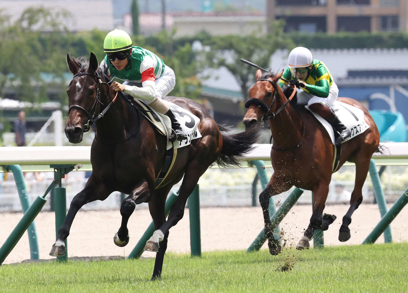 福島5R、2歳牝馬限定の新馬戦を制したアランカールと北村友騎手（左）（撮影・丹羽敏通）