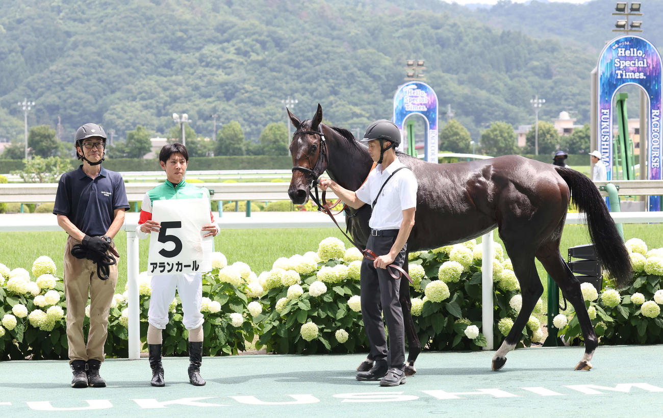 福島5R、2歳牝馬限定の新馬戦を制したアランカールの口取りをする北村友騎手（撮影・丹羽敏通）