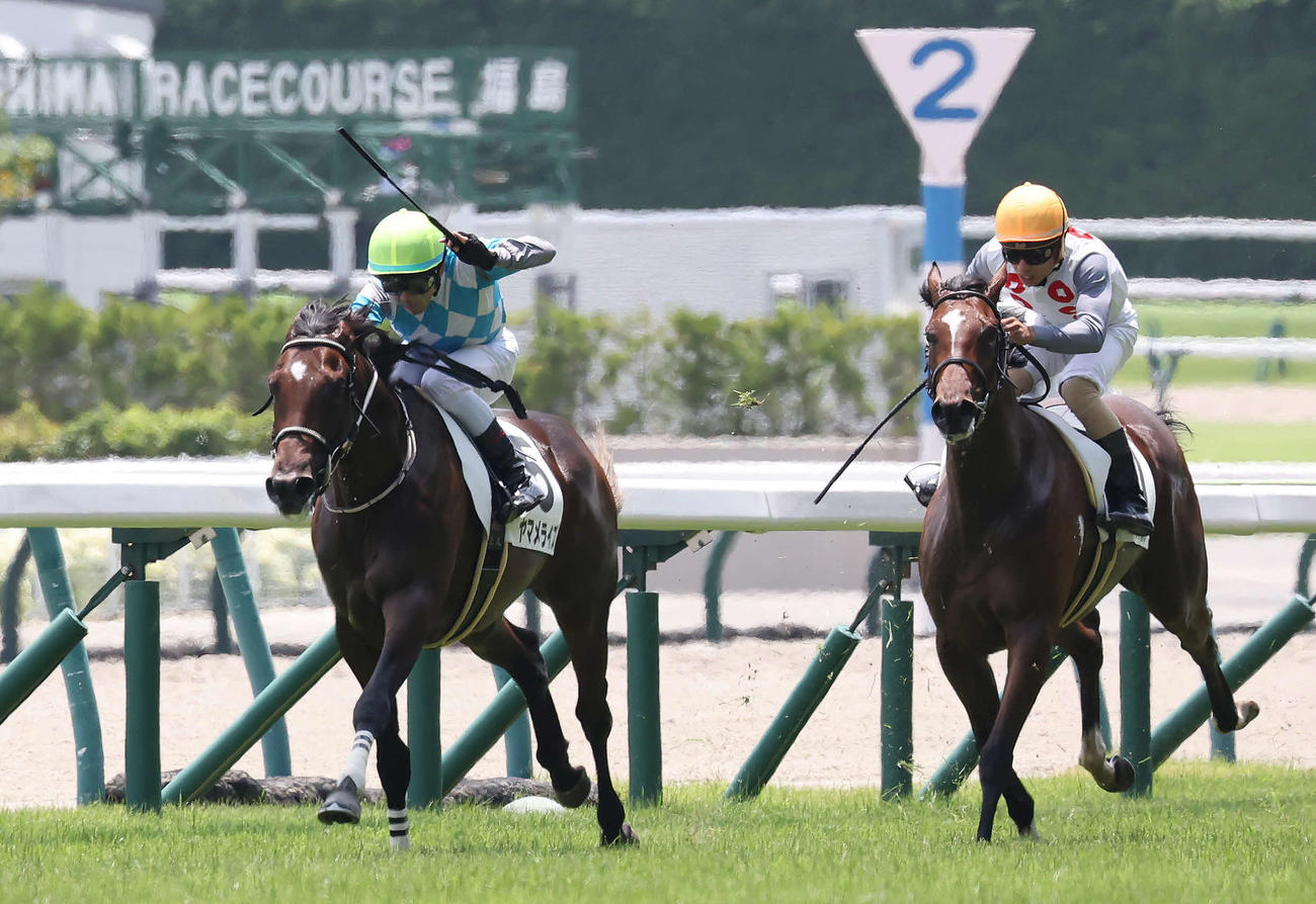 福島4R、2歳新馬戦を制したヤマメライズと戸崎騎手（左）（撮影・丹羽敏通）