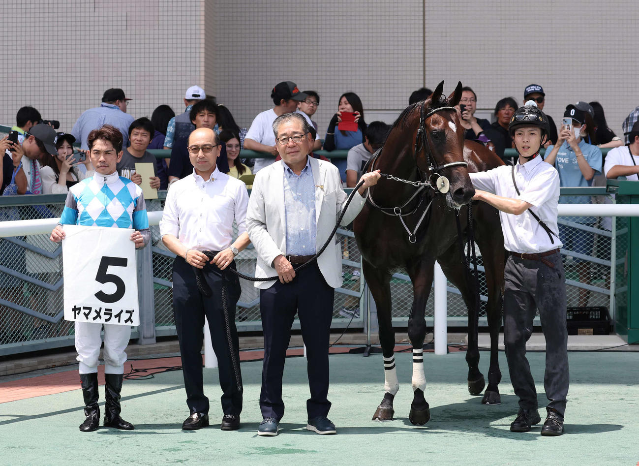 福島4R、2歳新馬戦を制したヤマメライズの口取りをする戸崎騎手と田島師（撮影・丹羽敏通）