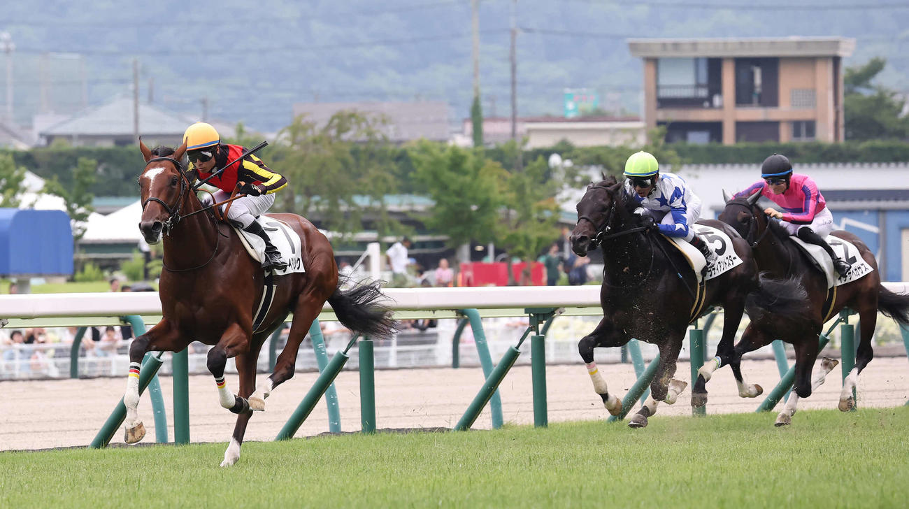 福島5R、2歳新馬戦を制したタイダルロックと大野騎手（撮影・丹羽敏通）
