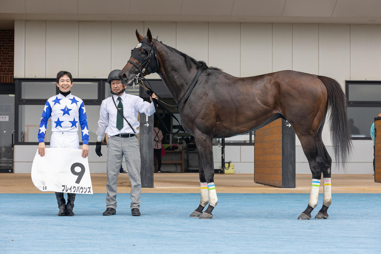 函館3Rを制したブレイクバウンズと伊藤騎手（撮影・村野早祐）
