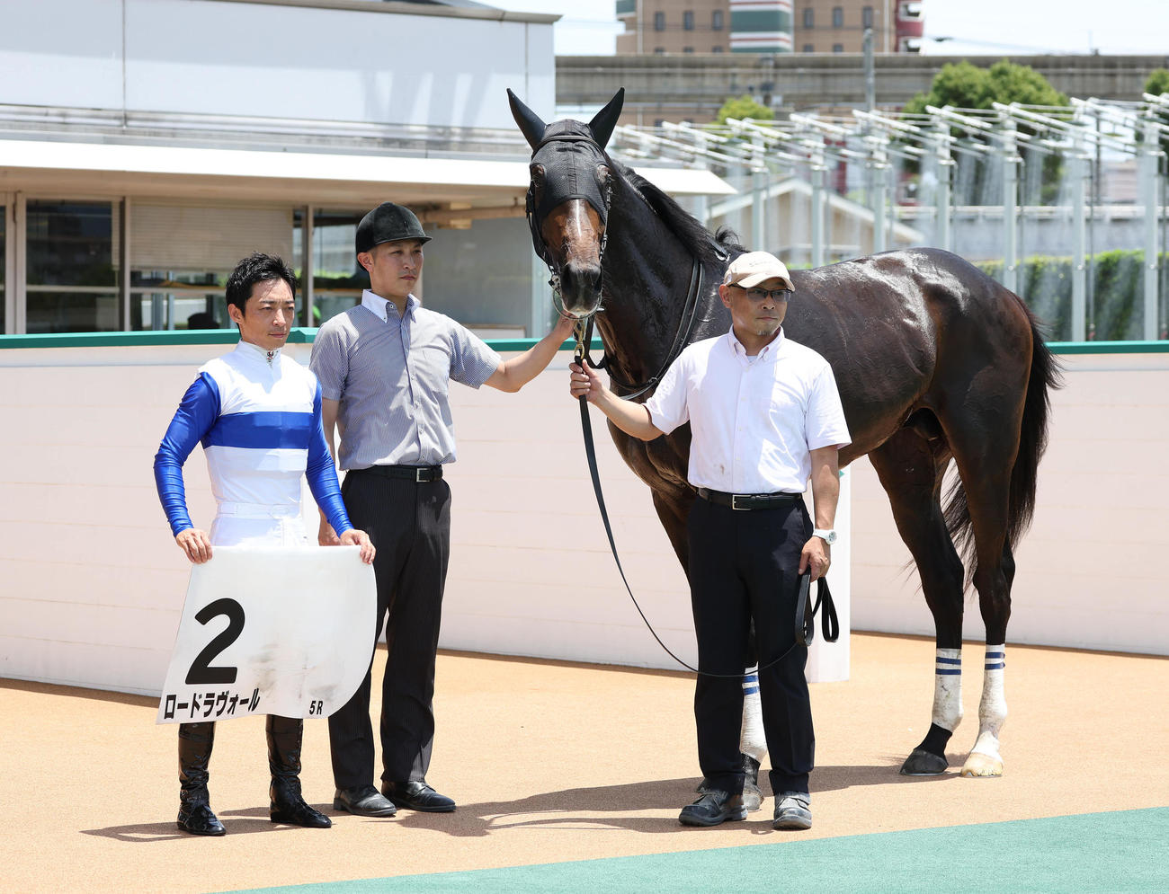 小倉5R、新馬戦を快勝したロードラヴォールと口取りに並ぶ川田騎手（左）（撮影・白石智彦）