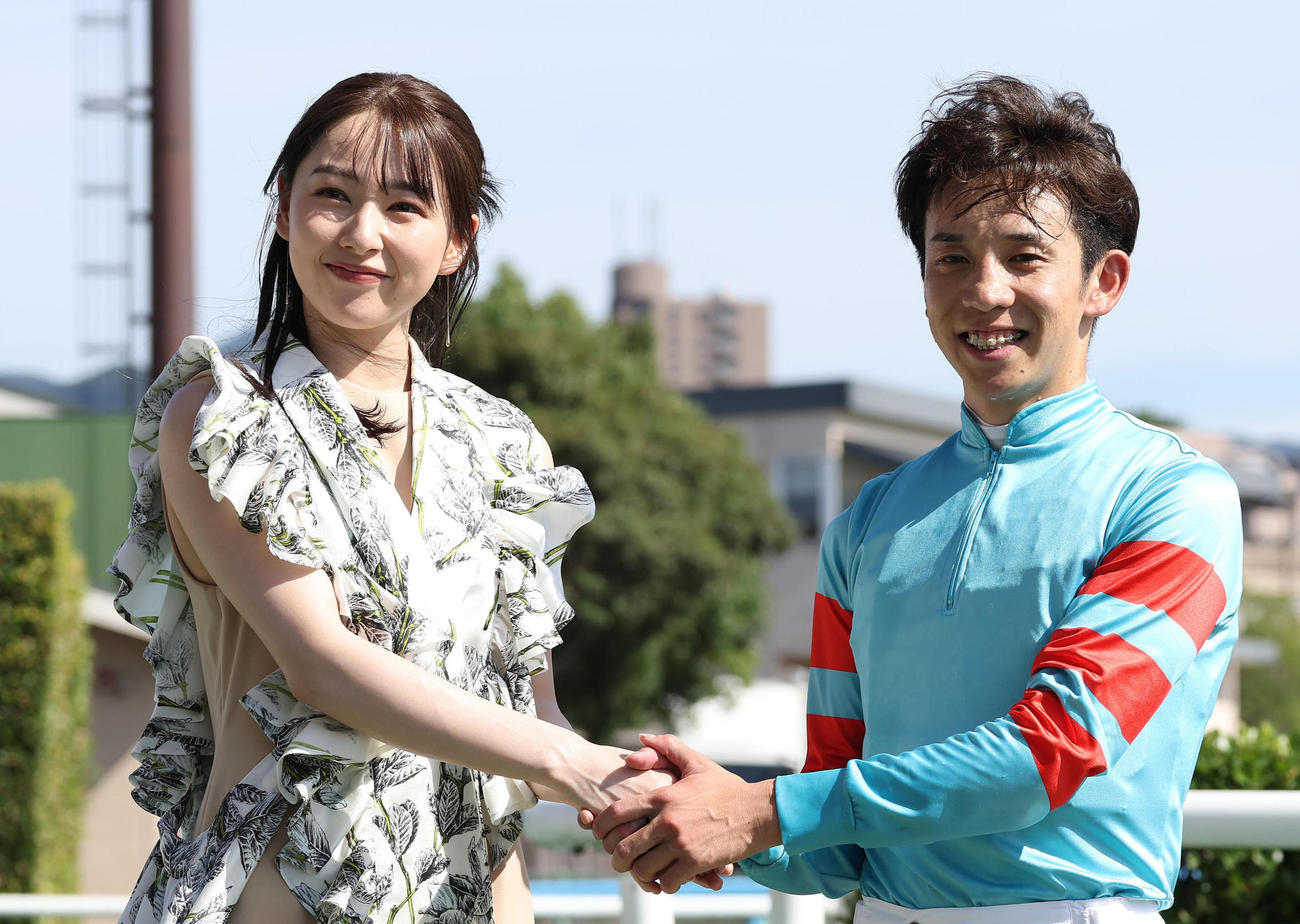 ヤマニンアルリフラで北九州記念を制した団野騎手と握手するプレゼンターの桜井日奈子（撮影・白石智彦）