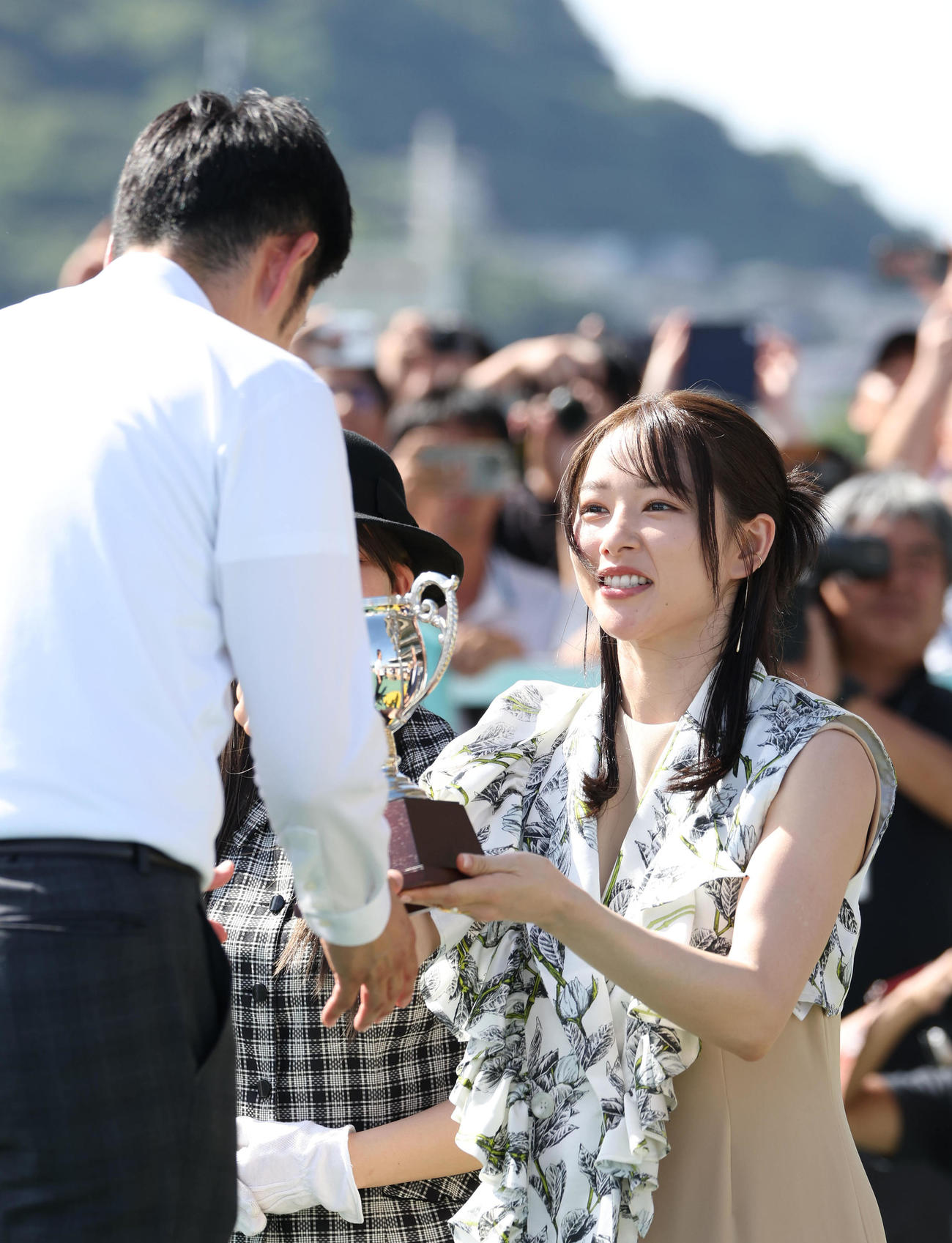 斎藤崇師（左）にトロフィーを授与するプレゼンターの桜井日奈子（撮影・白石智彦）