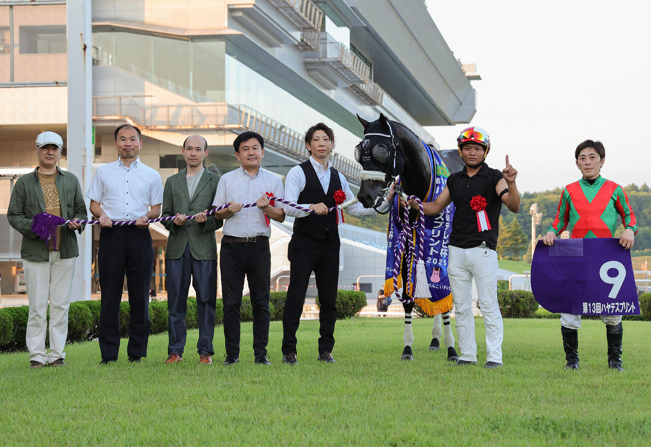 ハヤテスプリントを制したキエティスムの口取り写真（写真提供・岩手県競馬組合）
