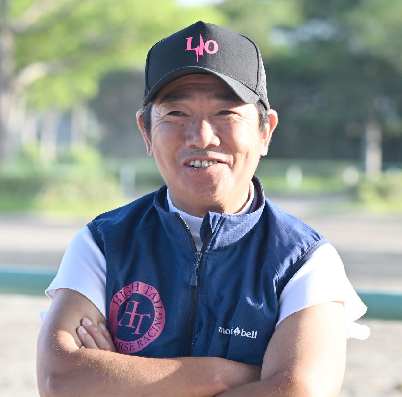 関係者と談笑する田中勝師（撮影・千葉一成）