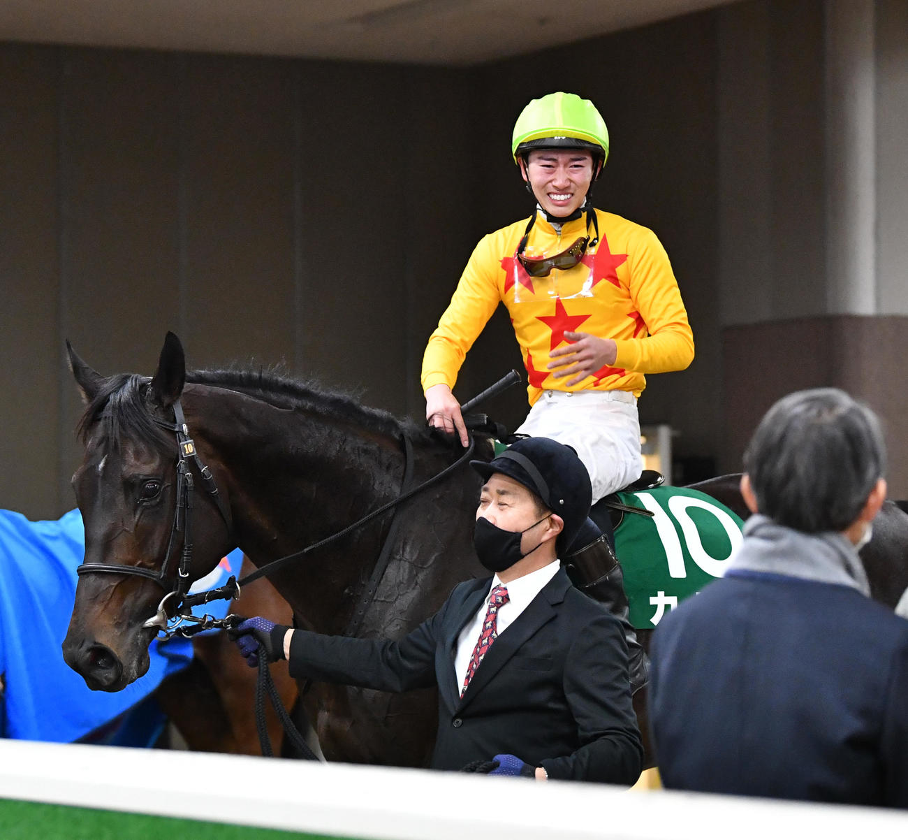 東京新聞杯を制したカラテの菅原明騎手は重賞初制覇に泣きながら引き揚げてきた（2021年2月撮影）
