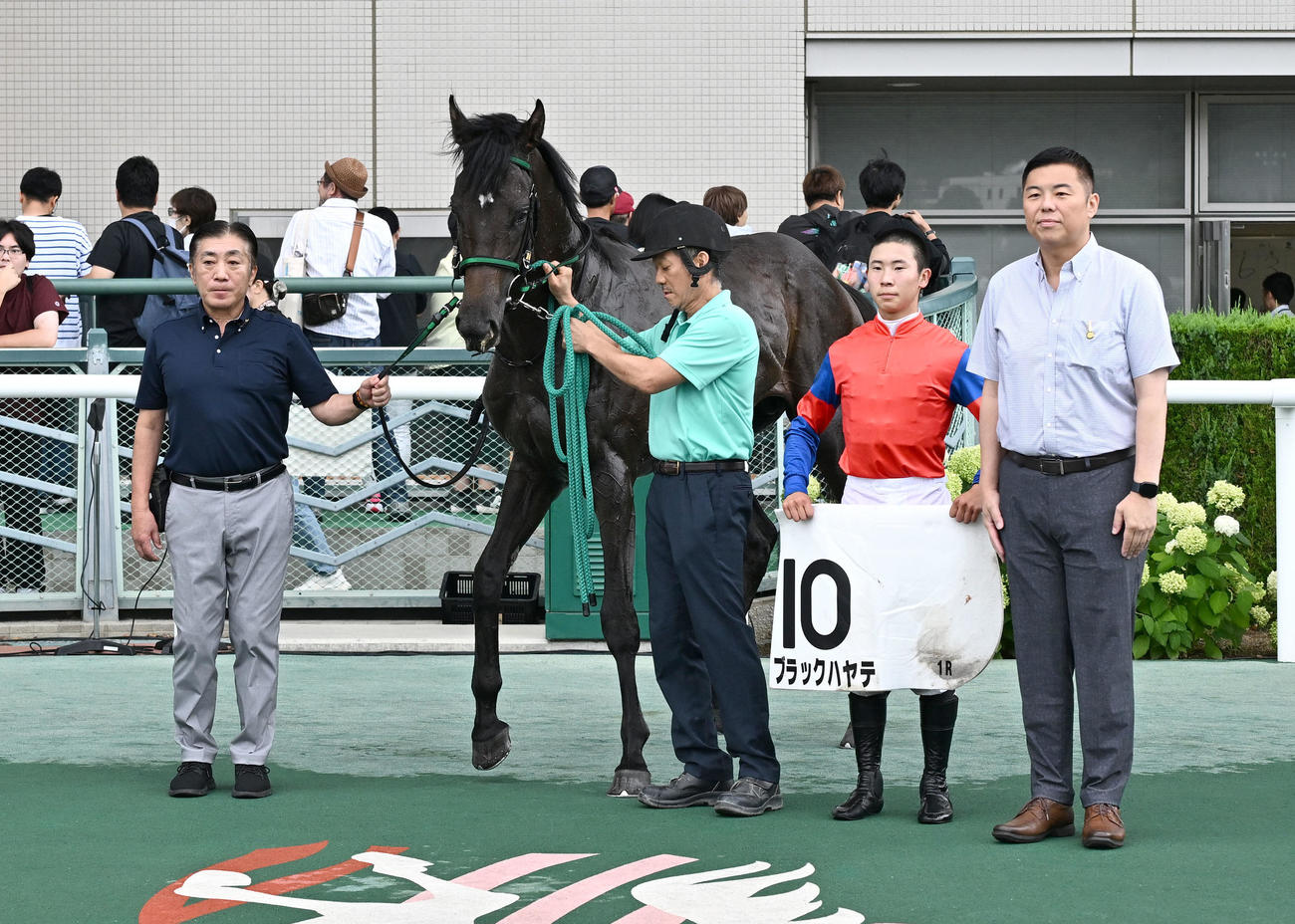 福島1R、2歳未勝利を制したブラックハヤテと石神深道騎手と蛯名利師（左）（撮影・千葉一成）