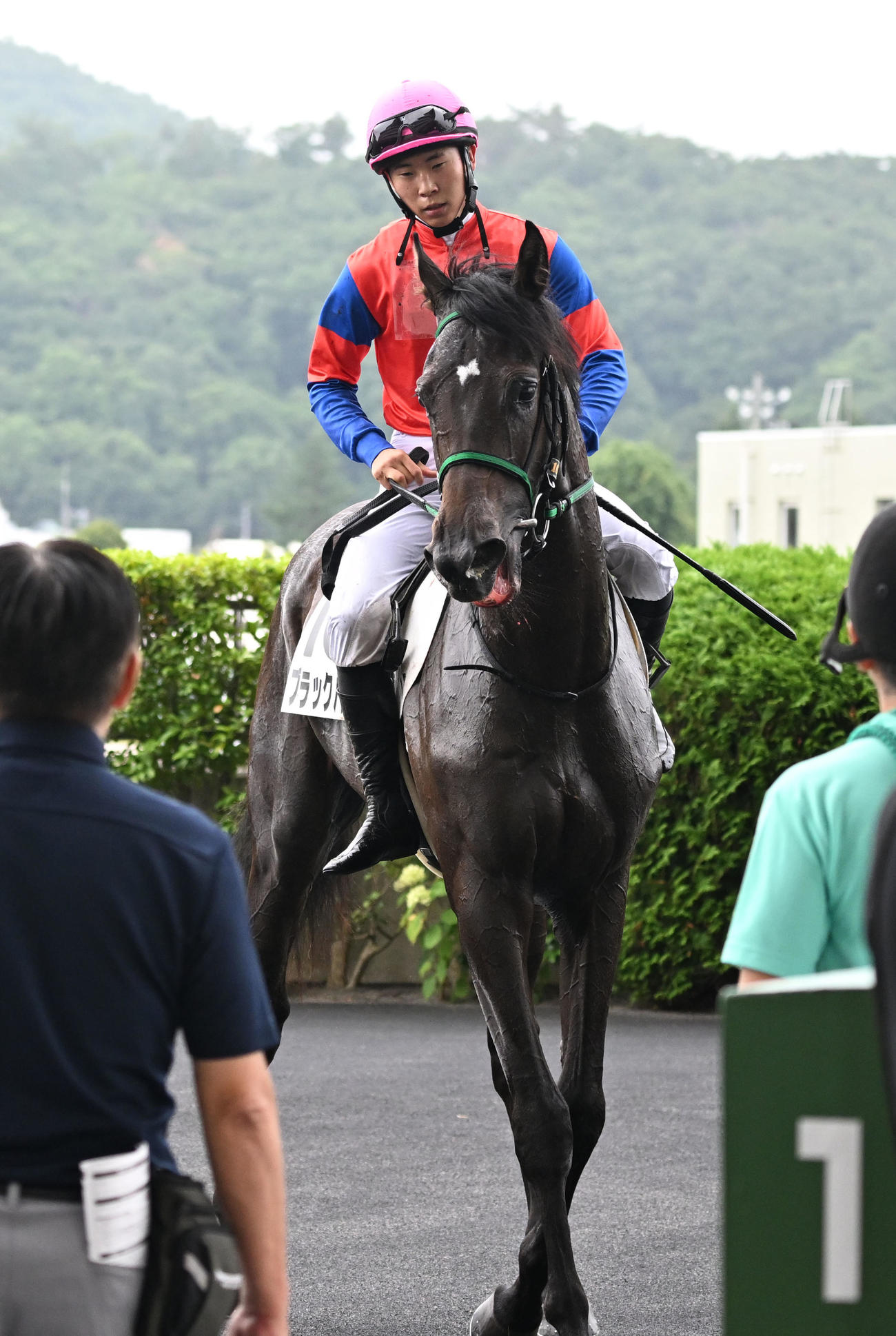 福島1R、2歳未勝利を制したブラックハヤテと石神深道騎手（撮影・千葉一成）