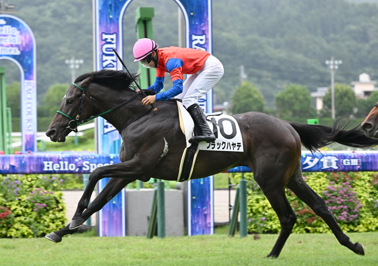 福島1R、2歳未勝利を制したブラックハヤテと石神深道騎手（撮影・千葉一成）