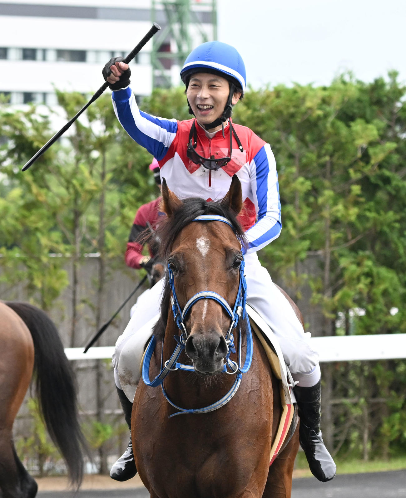 福島4R、3歳未勝利戦を制し、ポッポノフェスタの鞍上でガッツポーズする西村太騎手（撮影・千葉一成）