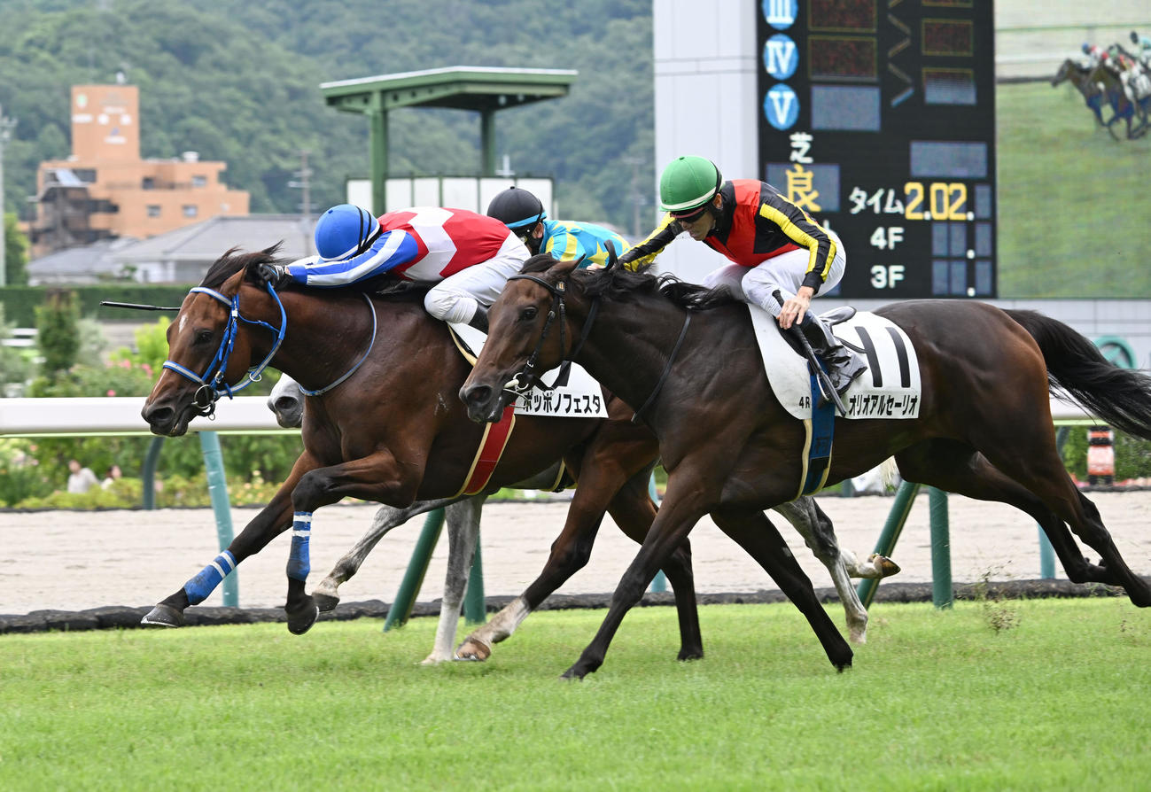 福島4R、3歳未勝利戦を制したポッポノフェスタと西村太騎手（左）。右は2着のオリオアルセーリオ（撮影・千葉一成）