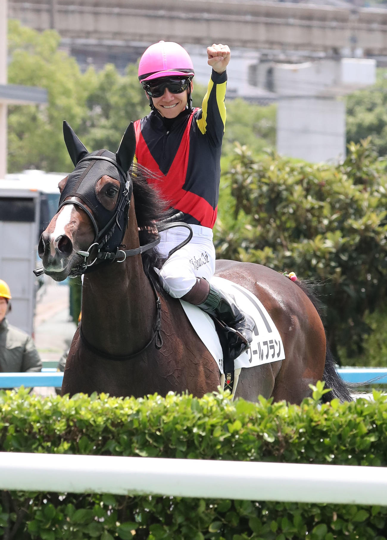 クールフランで新馬戦を制しガッツポーズする松山騎手（撮影・梅根麻紀）